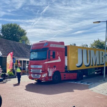 Jumbo-vrachtwagen zorgt voor verkeersstremming