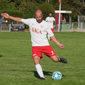 Alex Treuren legt asn voor de eerste treffer. Foto Henk Wals