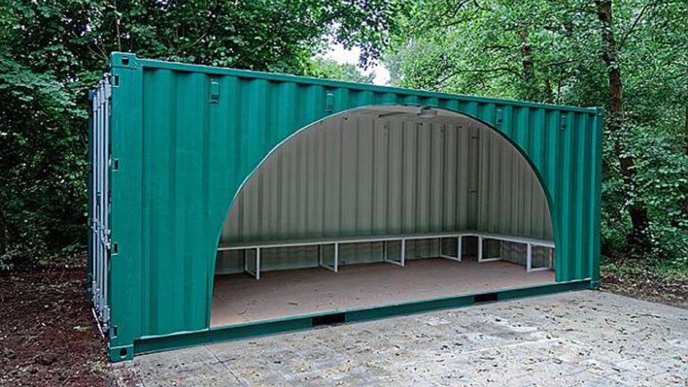 Jongeren Landsmeer ontvangen cheque om container in Sportpark op te knappen