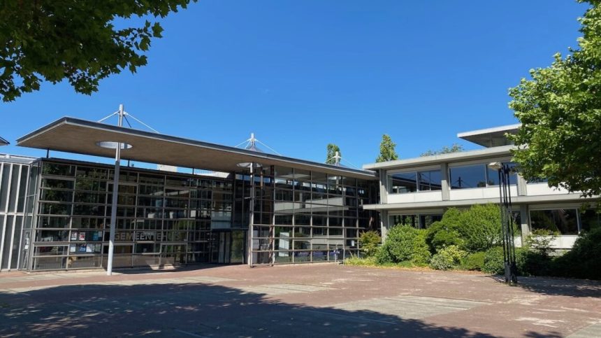 Gemeentehuis twee dagen alleen door zij-ingang te betreden