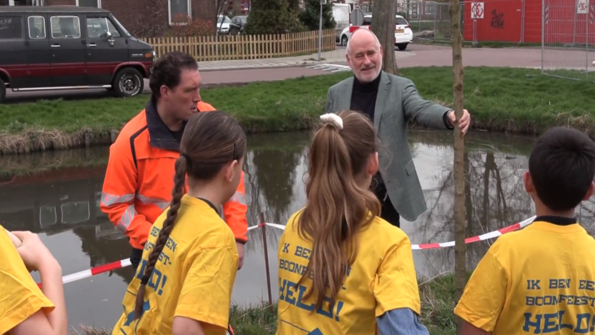 Wethouder Bas ten Have plant vijf bomen met leerlingen van de Hoeksteen op Boomfeestdag