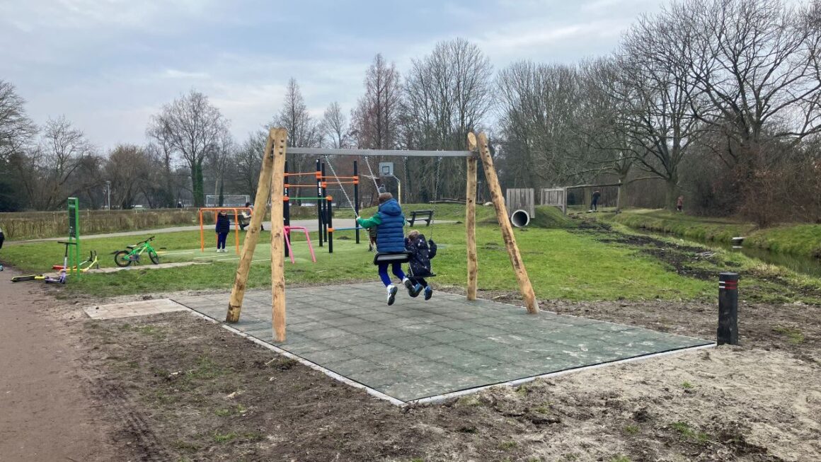 Nieuwe schommel bij het calisthenics-veldje in het sportpark