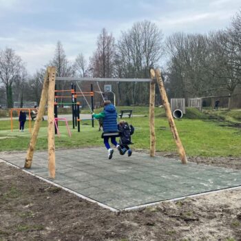 Nieuwe schommel bij het calisthenics-veldje in het sportpark