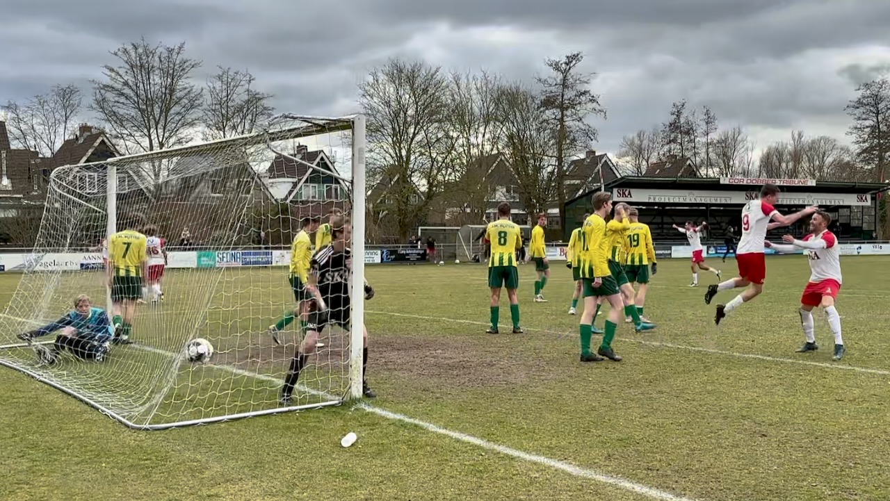 IVV houdt met tien man kampioenskandidaat Uitgeest op gelijkspel