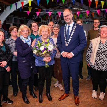 Zorgzame Thea Zandvliet krijgt Zilveren Zwaan