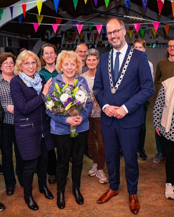 Zorgzame Thea Zandvliet krijgt Zilveren Zwaan