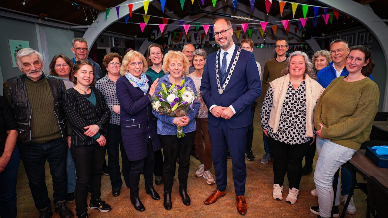 Zorgzame Thea Zandvliet krijgt Zilveren Zwaan