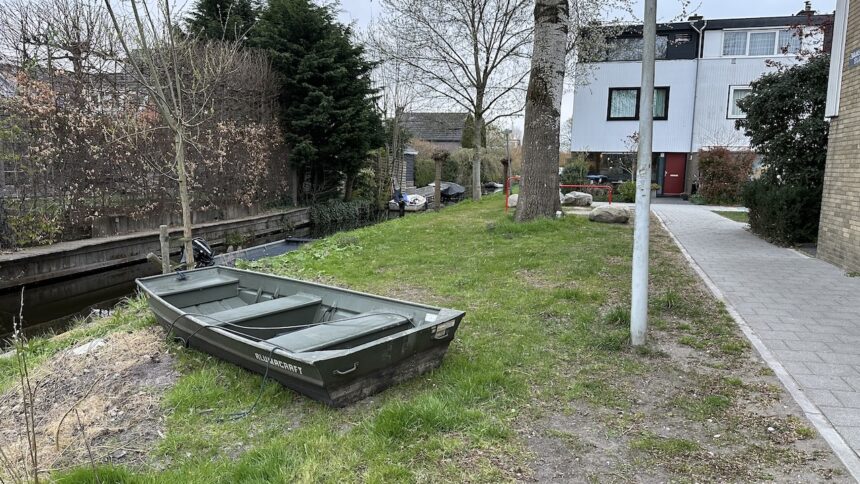 De gemeente gaat maaien. Bootjes mogen niet in de weg liggen