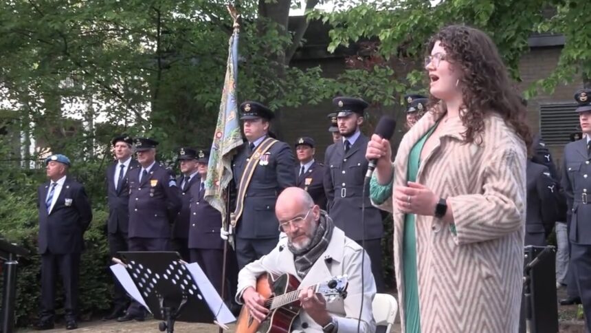 Druk bezochte herdenkingsplechtigheid bij het Landsmeerse herdenkingsmonument aan de Calkoenstraat