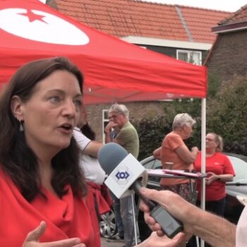 Image (201) De SP strijkt neer in de Calkoenstraat en praat over woningbouwplannen