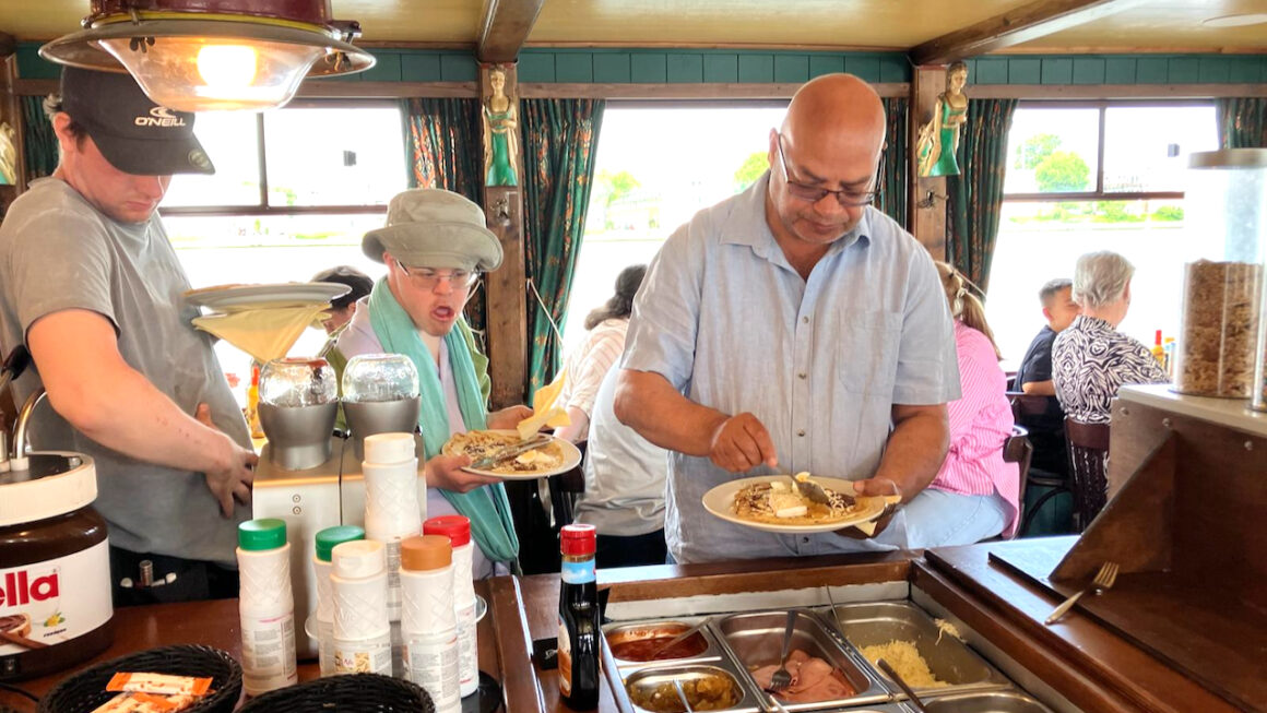 Dertig hulpboeren van de zorgboerderij de Marsen hebben geweldig uitje op de pannenkoekenboot
