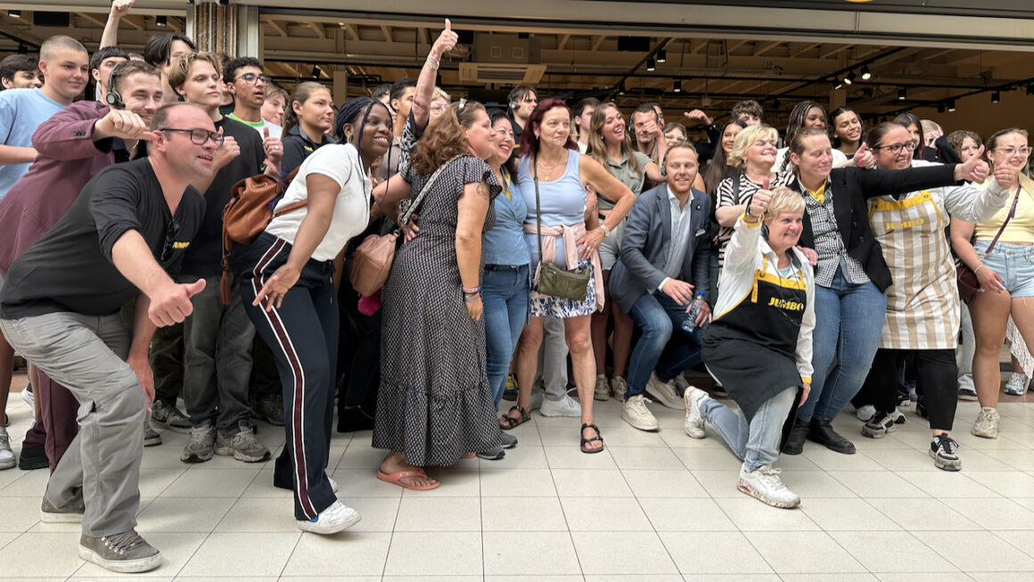 Bij Johan Plemp worden de schappen gevuld. Woensdag 23 juli is de opening