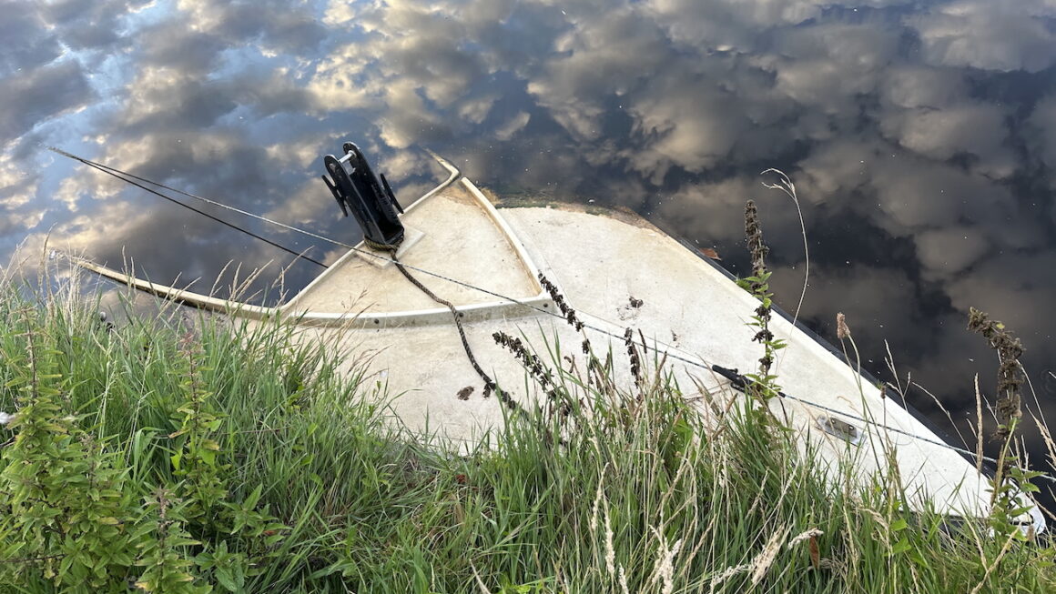 Aanpak van achtergelaten boten bij Stoutenburg