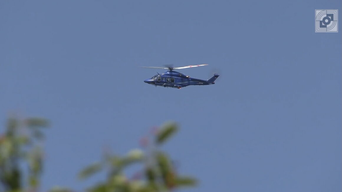 Laagvliegende helikopters boven Landsmeer voor onderzoek naar grondwater