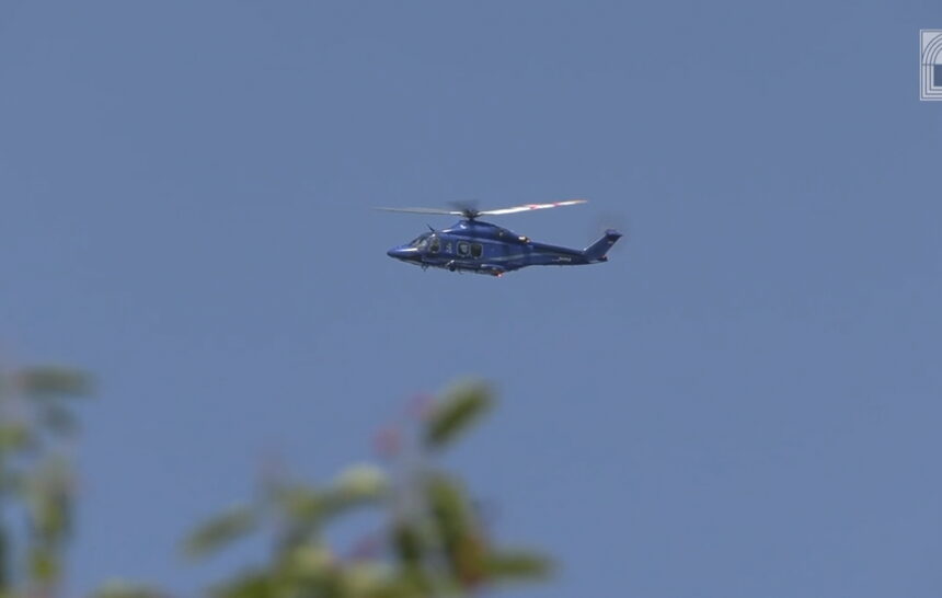 Laagvliegende helikopters boven Landsmeer voor onderzoek naar grondwater