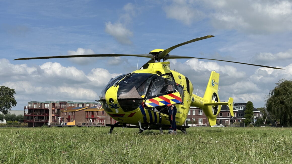 Politie, brandweer, ambulance en traumahelicopter rukken uit voor medisch noodgeval in Landsmeer