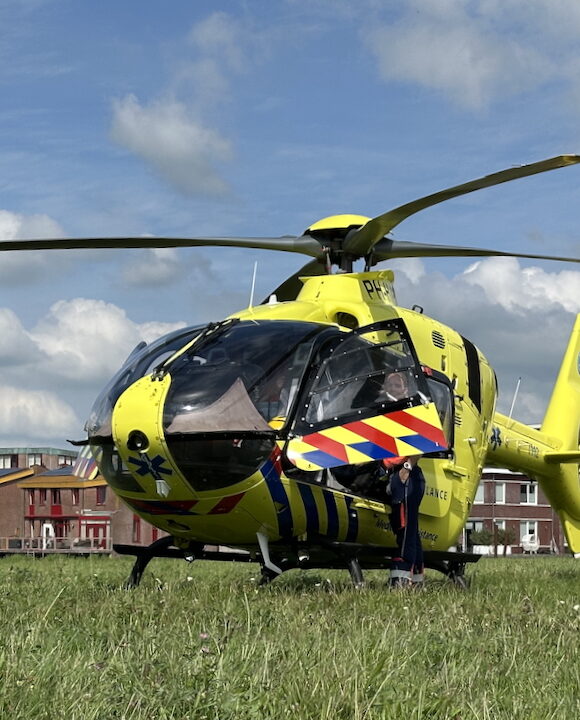 Politie, brandweer, ambulance en traumahelicopter rukken uit voor medisch noodgeval in Landsmeer