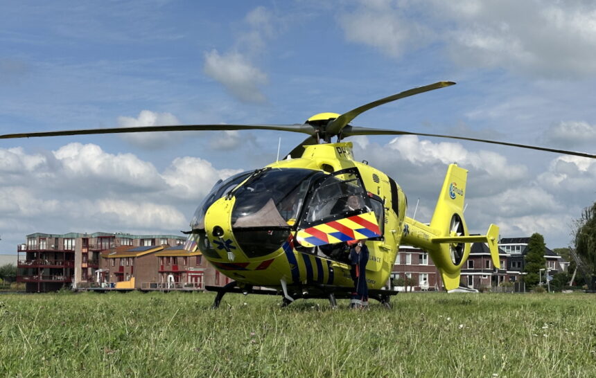 Politie, brandweer, ambulance en traumahelicopter rukken uit voor medisch noodgeval in Landsmeer