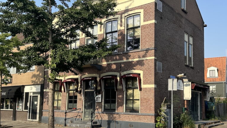 Voormalig gemeentehuis Landsmeer verkocht voor 1,75 miljoen euro. Nieuwe eigenaren plannen een hotel