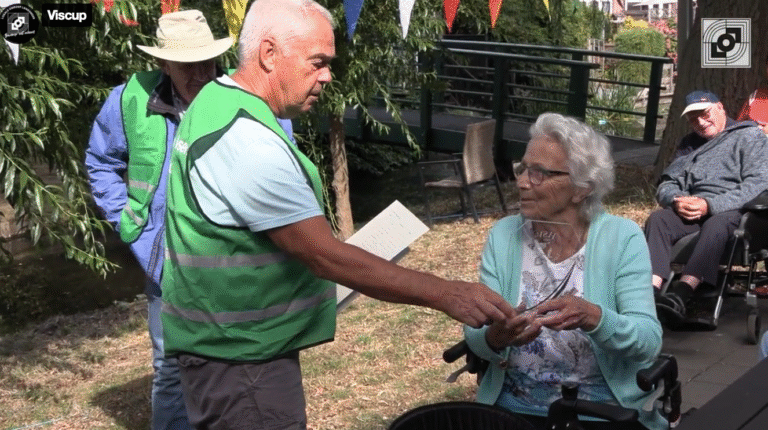 Mevrouw Hoekstra vangt een brasem en wint de Keerncup