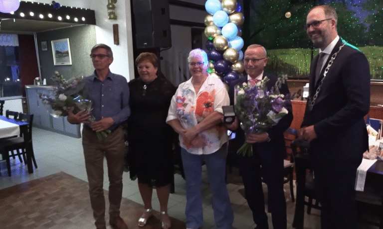 Jarig Vrij en Blij ontvangt de Erepenning van Landsmeer