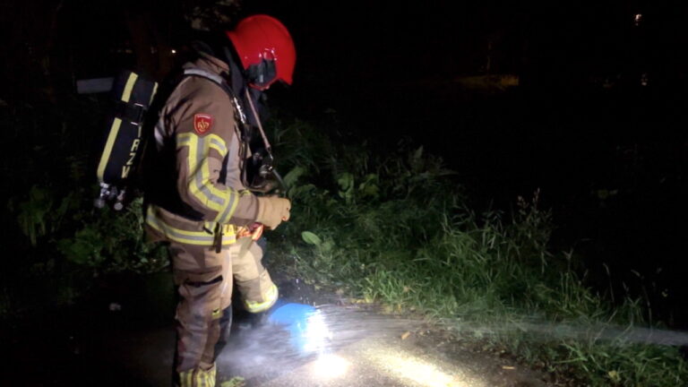 Brandende gasfles in jongerencontainer Sportpark
