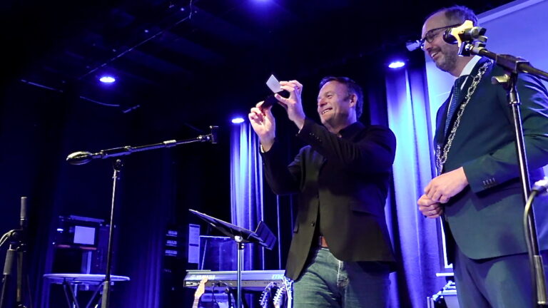 IJsclub Hard Gaat ie op 125e verjaardag beloond met erepenning Landsmeer