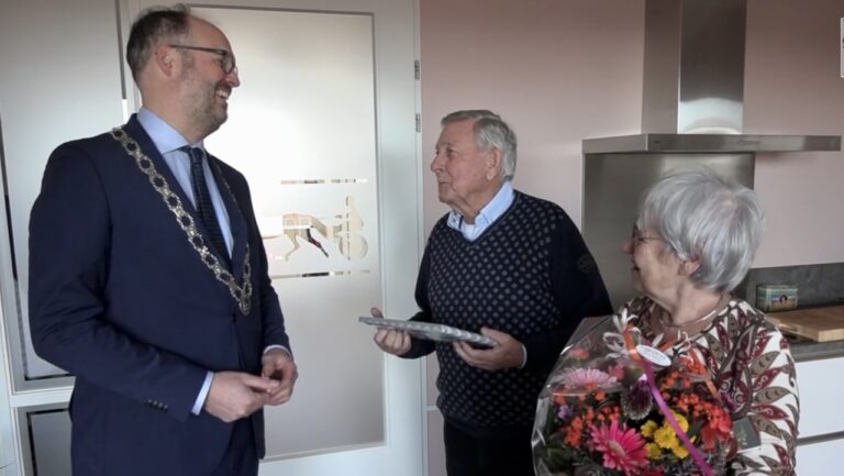 Janny en Jan Haazelager zijn zestig jaar getrouwd en vinden het gezellig in Landsmeer