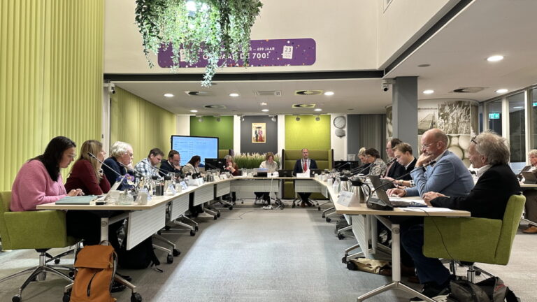 Raad stemt in met begroting 2026 maar wil meepraten over budget 700-jarig bestaan