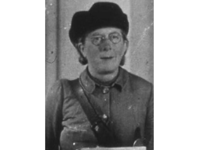 1942 Nel Fleur, eerste vrouwelijke postbode van Nederland