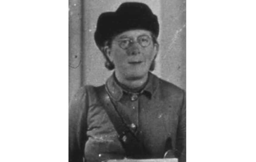 1942 Nel Fleur, eerste vrouwelijke postbode van Nederland