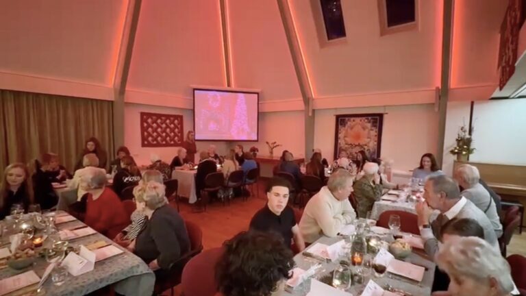 Jongeren organiseren kerstdiner voor ouderen