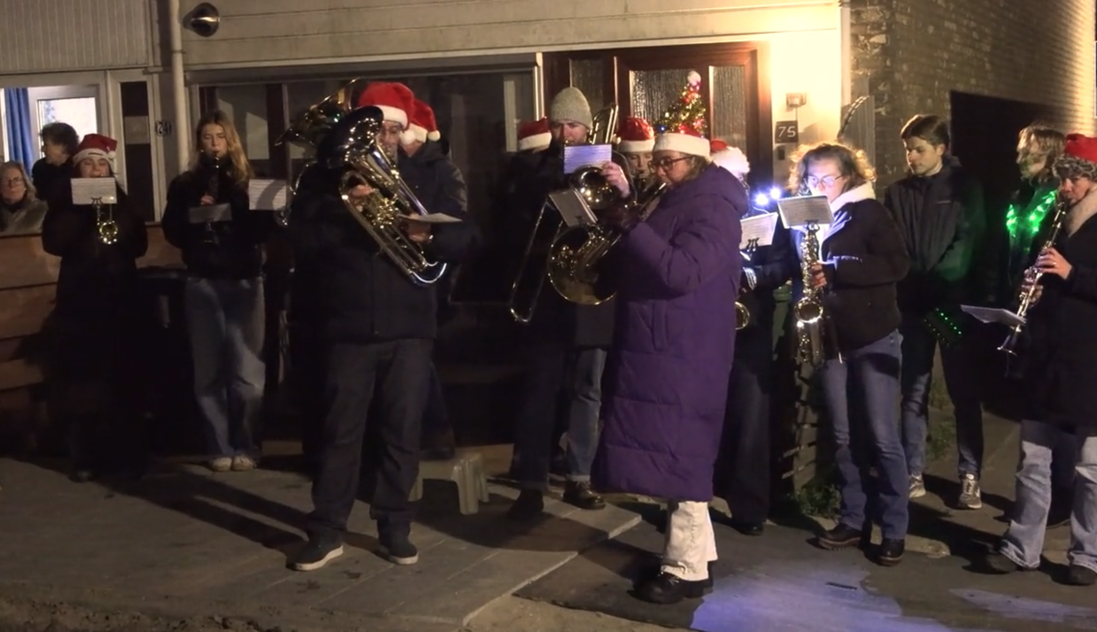 Muziekvereniging Amicitia brengt sfeer op een ijskoude kerstavond