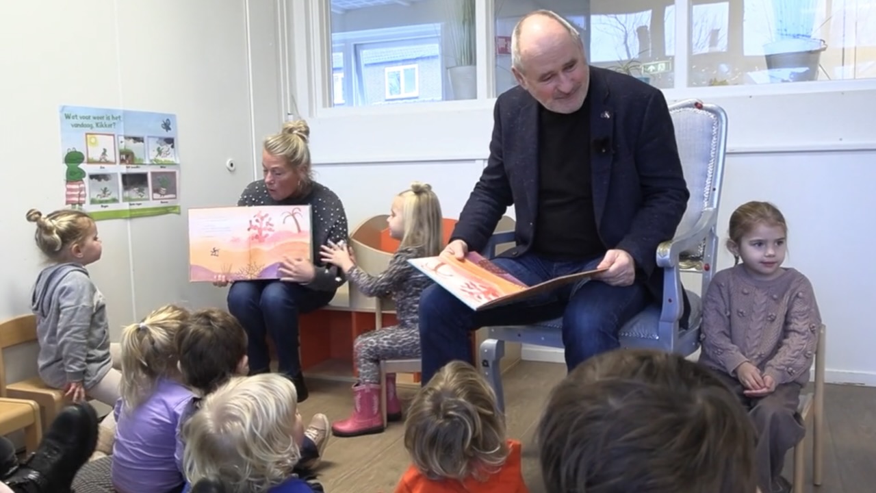 Wethouder Ten Have leest voor uit ‘Kleine Aap’ bij peuteropvang Partou
