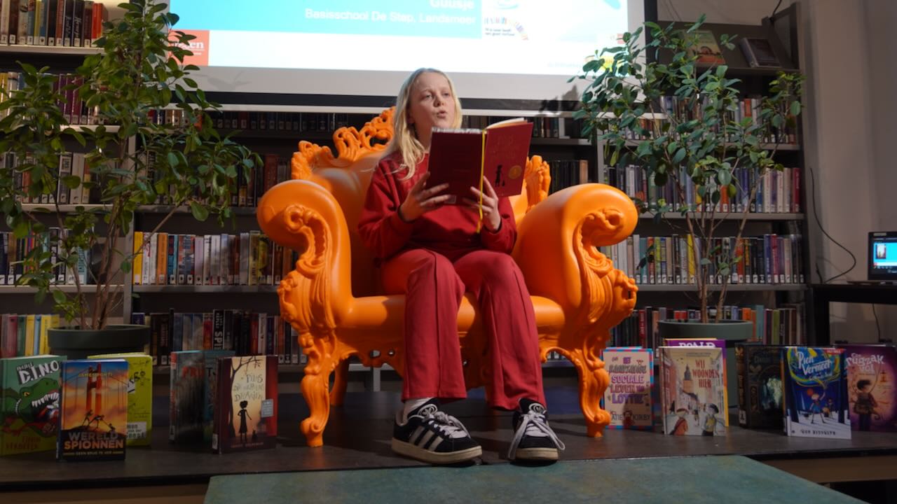 Guusje Krull wint voorleeswedstrijd in Bibliotheek Monnickendam