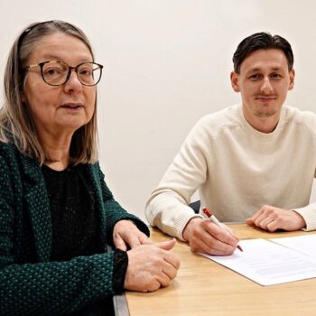 Ondertekening contract Enzo Stroo Enzo Stroo keert volgend seizoen terug bij IVV