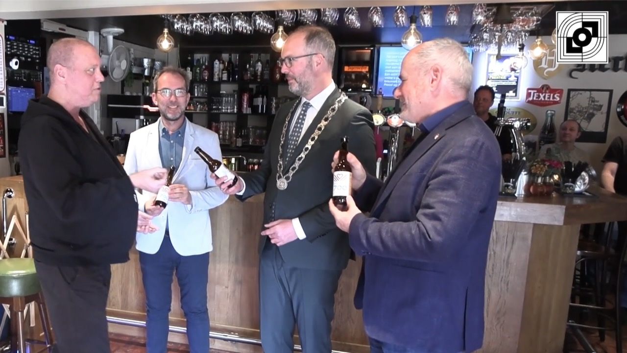 ‘Licht, hoppig met een vleugje citrus’: het eerste Landsmeer700 biertje